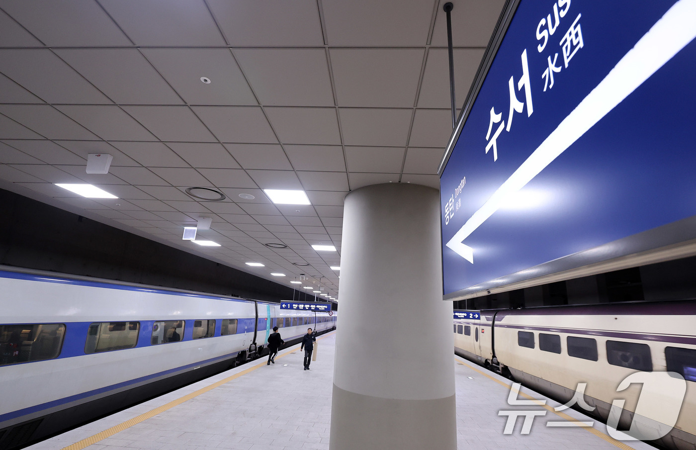 (서울=뉴스1) 박지혜 기자 = 10일 오후 서울 수서역에서 KTX 열차가 시범 교차운행을 앞두고 안전점검을 위한 시운전을 하고 있다.코레일과 에스알은 오는 25일 KTX-SRT …