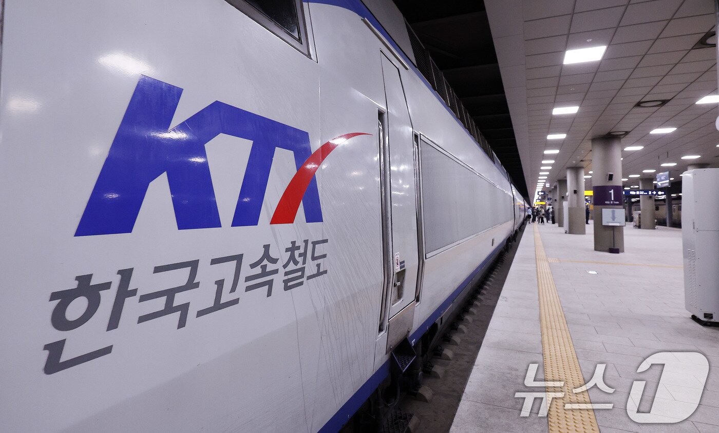 본문 이미지 - 지난 10일 오후 서울 수서역에서 KTX 열차가 시범 교차운행을 앞두고 안전점검을 위한 시운전을 하고 있다. 2026.2.10 ⓒ 뉴스1 박지혜 기자