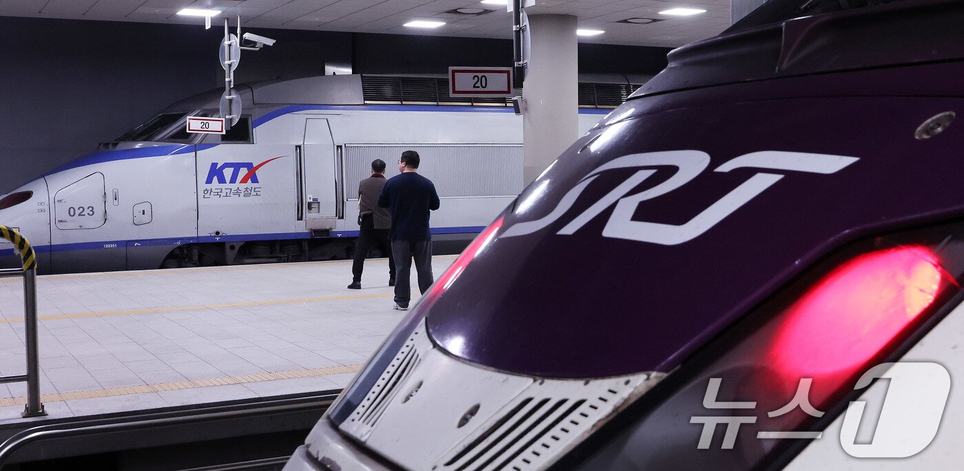 본문 이미지 - 서울 수서역에서 KTX 열차가 시범 교차운행을 앞두고 안전점검을 위한 시운전을 하고 있다. (자료사진) ⓒ 뉴스1 박지혜 기자