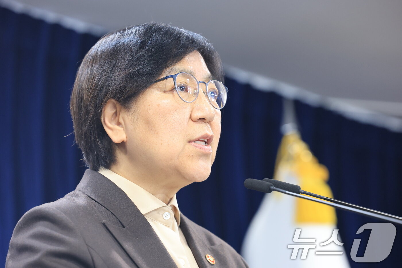 본문 이미지 - 정은경 보건복지부 장관이 10일 서울 종로구 정부서울청사에서 2027학년도 이후 의사인력 양성규모 관련 브리핑을 하고 있다. 2026.2.10 ⓒ 뉴스1 임세영 기자