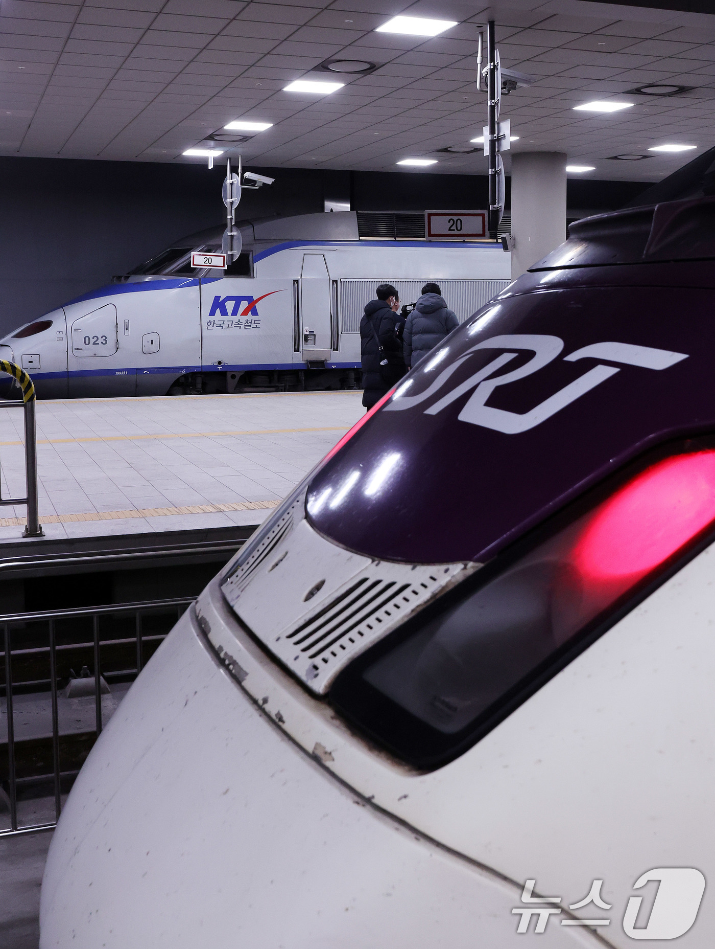 (서울=뉴스1) 박지혜 기자 = 10일 오후 서울 수서역에서 KTX 열차가 시범 교차운행을 앞두고 안전점검을 위한 시운전을 하고 있다.코레일과 에스알은 오는 25일 KTX-SRT …