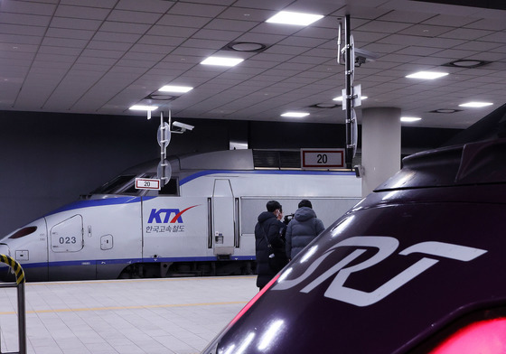 수서역에 나란히 선 KTX와 SRT