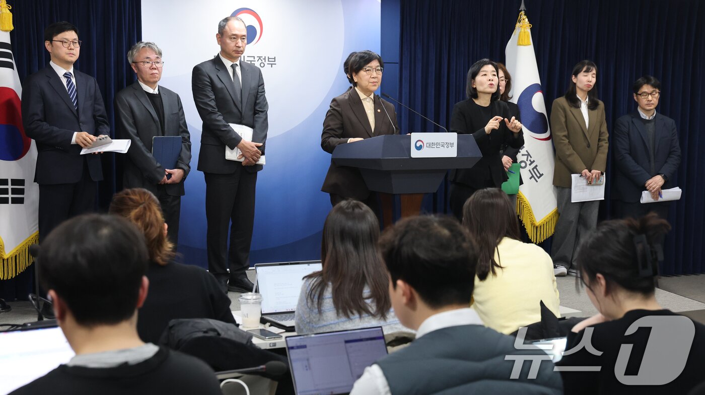 본문 이미지 - 정은경 보건복지부 장관이 10일 서울 종로구 정부서울청사에서 의사인력 양성규모 관련 브리핑을 마치고 기자들에게 질문을 받고 있다 2026.2.10 ⓒ 뉴스1 임세영 기자