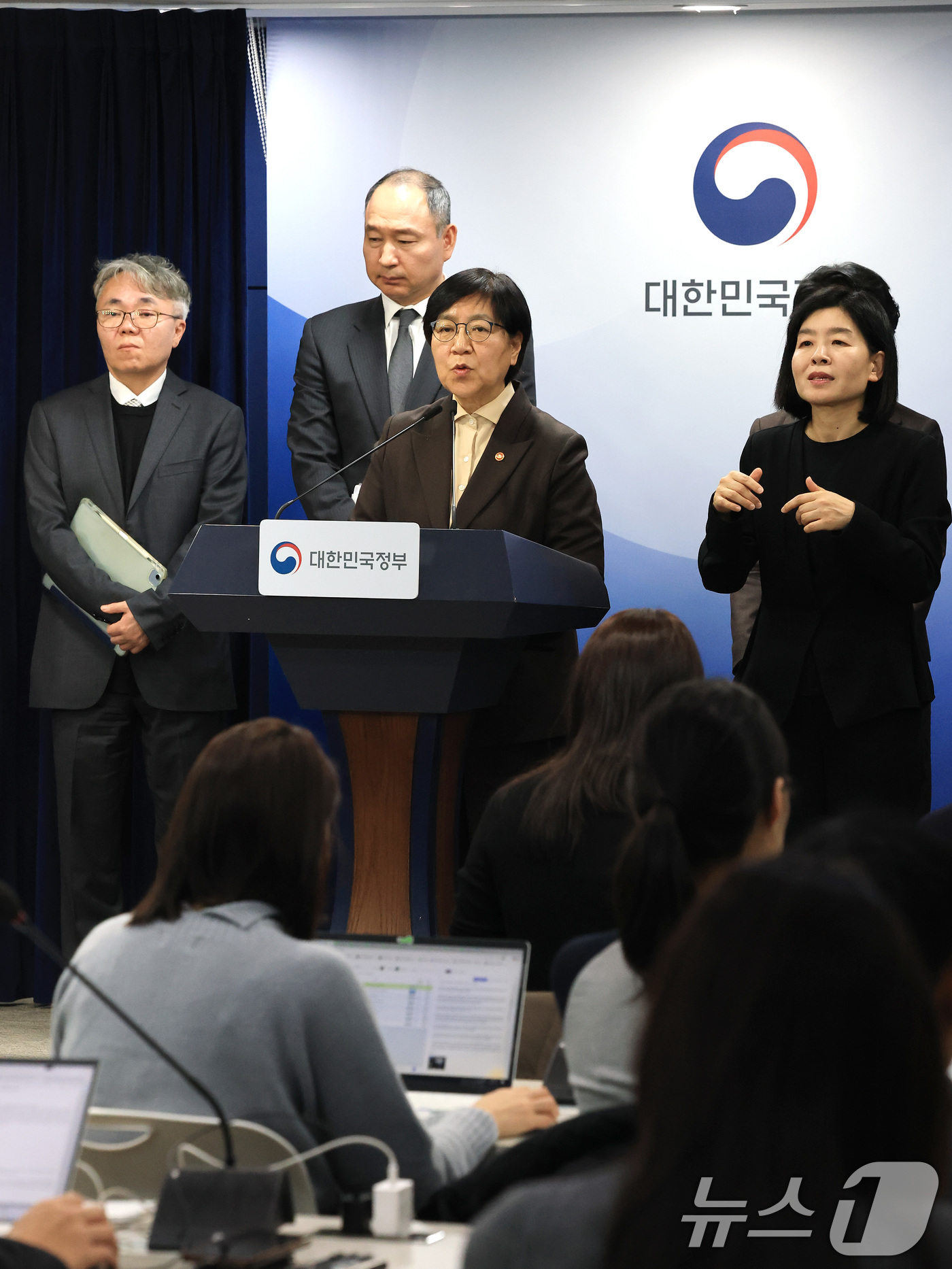 (서울=뉴스1) 임세영 기자 = 정은경 보건복지부 장관이 10일 서울 종로구 정부서울청사에서 의사인력 양성규모 관련 브리핑을 마치고 기자들의 질문에 답변하고 있다.  2026.2. …