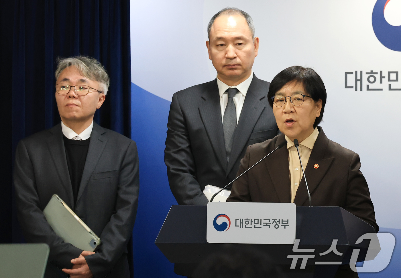 (서울=뉴스1) 임세영 기자 = 정은경 보건복지부 장관이 10일 서울 종로구 정부서울청사에서 의사인력 양성규모 관련 브리핑을 마치고 기자들의 질문에 답변하고 있다.  2026.2. …