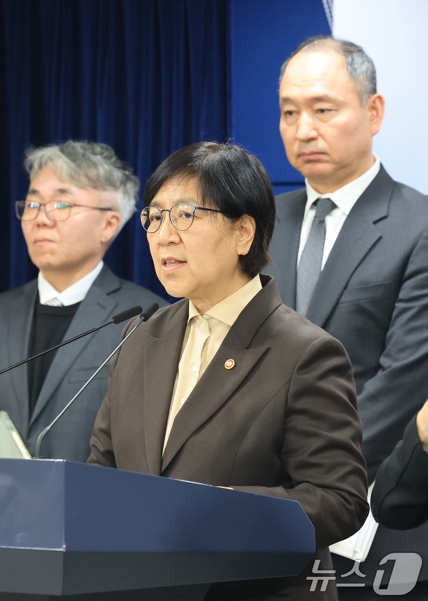 (서울=뉴스1) 임세영 기자 = 정은경 보건복지부 장관이 10일 서울 종로구 정부서울청사에서 의사인력 양성규모 관련 브리핑을 마치고 기자들의 질문에 답변하고 있다.  2026.2. …
