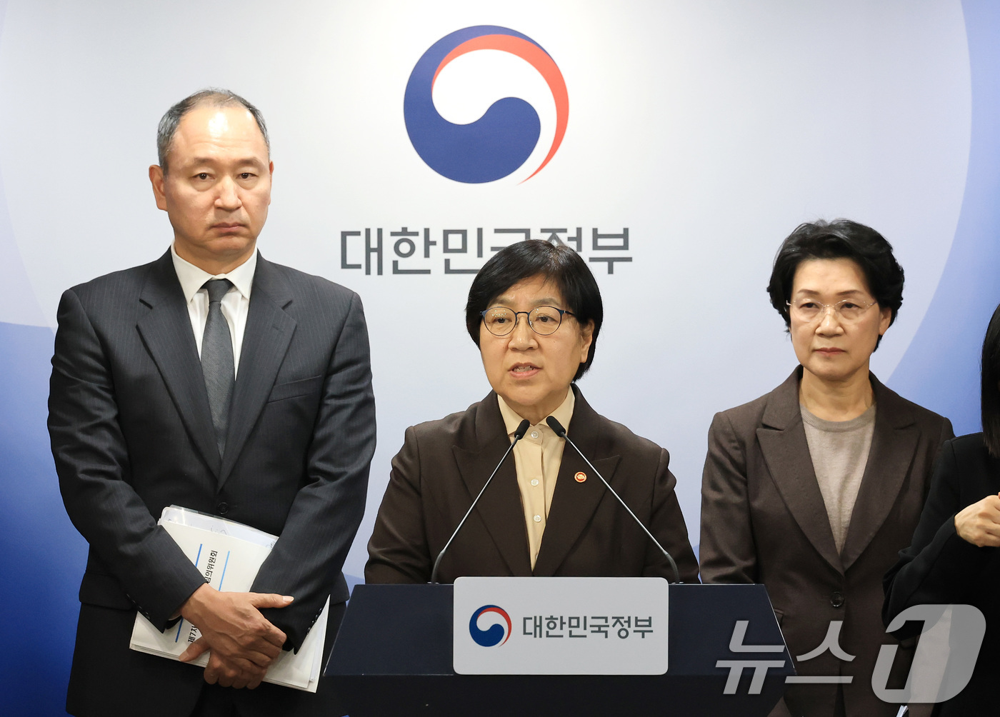 (서울=뉴스1) 임세영 기자 = 정은경 보건복지부 장관이 10일 서울 종로구 정부서울청사에서 의사인력 양성규모 관련 브리핑을 마치고 기자들의 질문에 답변하고 있다.  2026.2. …