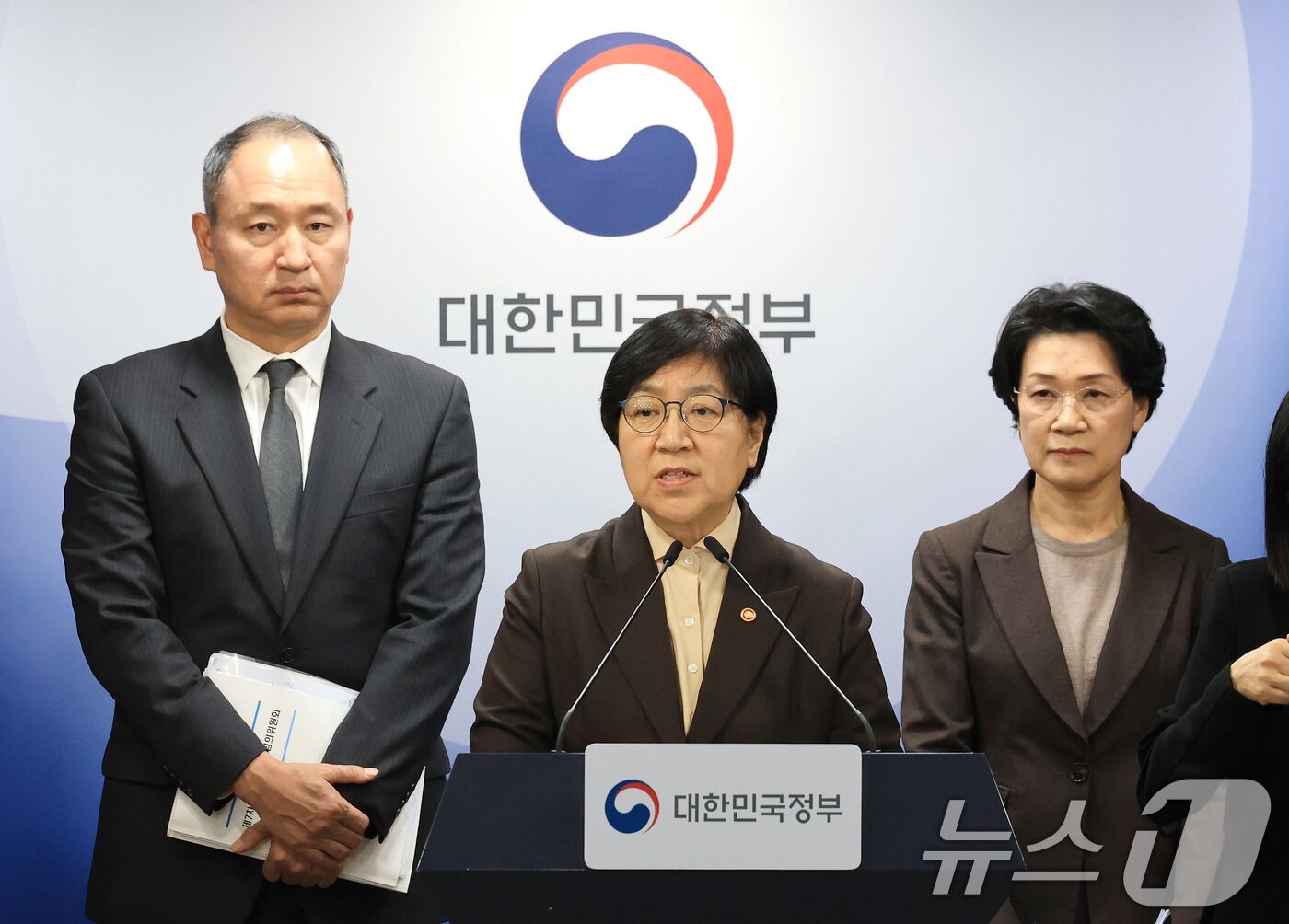 본문 이미지 - 정은경 보건복지부 장관이 10일 서울 종로구 정부서울청사에서 의사인력 양성규모 관련 브리핑을 마치고 기자들의 질문에 답변하고 있다. 2026.2.10 ⓒ 뉴스1 임세영 기자