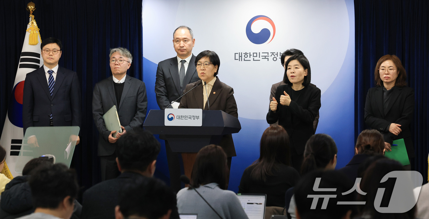 (서울=뉴스1) 임세영 기자 = 정은경 보건복지부 장관이 10일 서울 종로구 정부서울청사에서 의사인력 양성규모 관련 브리핑을 마치고 기자들의 질문에 답변하고 있다.  2026.2. …