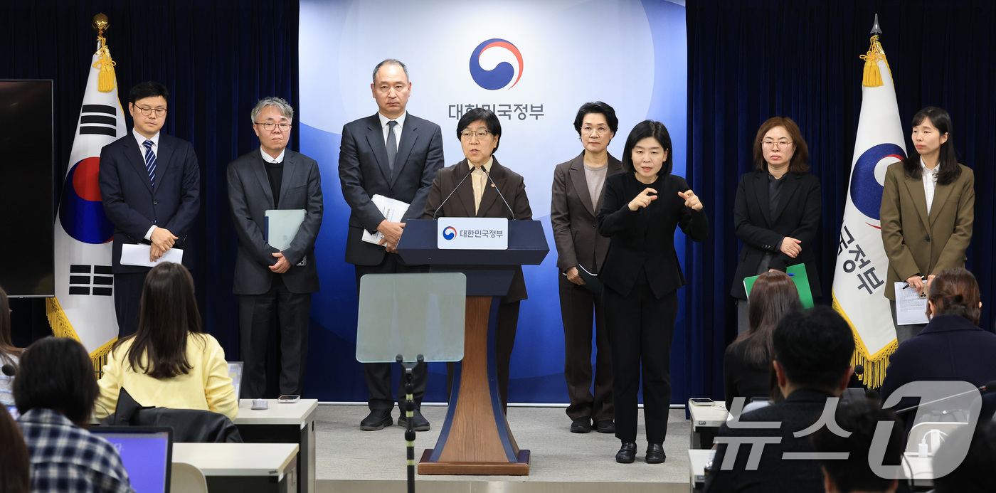 (서울=뉴스1) 임세영 기자 = 정은경 보건복지부 장관이 10일 서울 종로구 정부서울청사에서 의사인력 양성규모 관련 브리핑을 마치고 기자들의 질문에 답변하고 있다.  2026.2. …