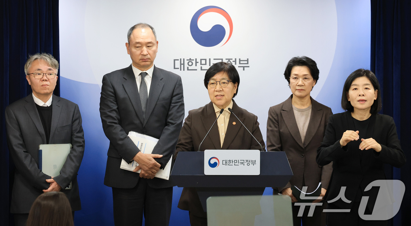 (서울=뉴스1) 임세영 기자 = 정은경 보건복지부 장관이 10일 서울 종로구 정부서울청사에서 의사인력 양성규모 관련 브리핑을 마치고 기자들의 질문에 답변하고 있다.  2026.2. …