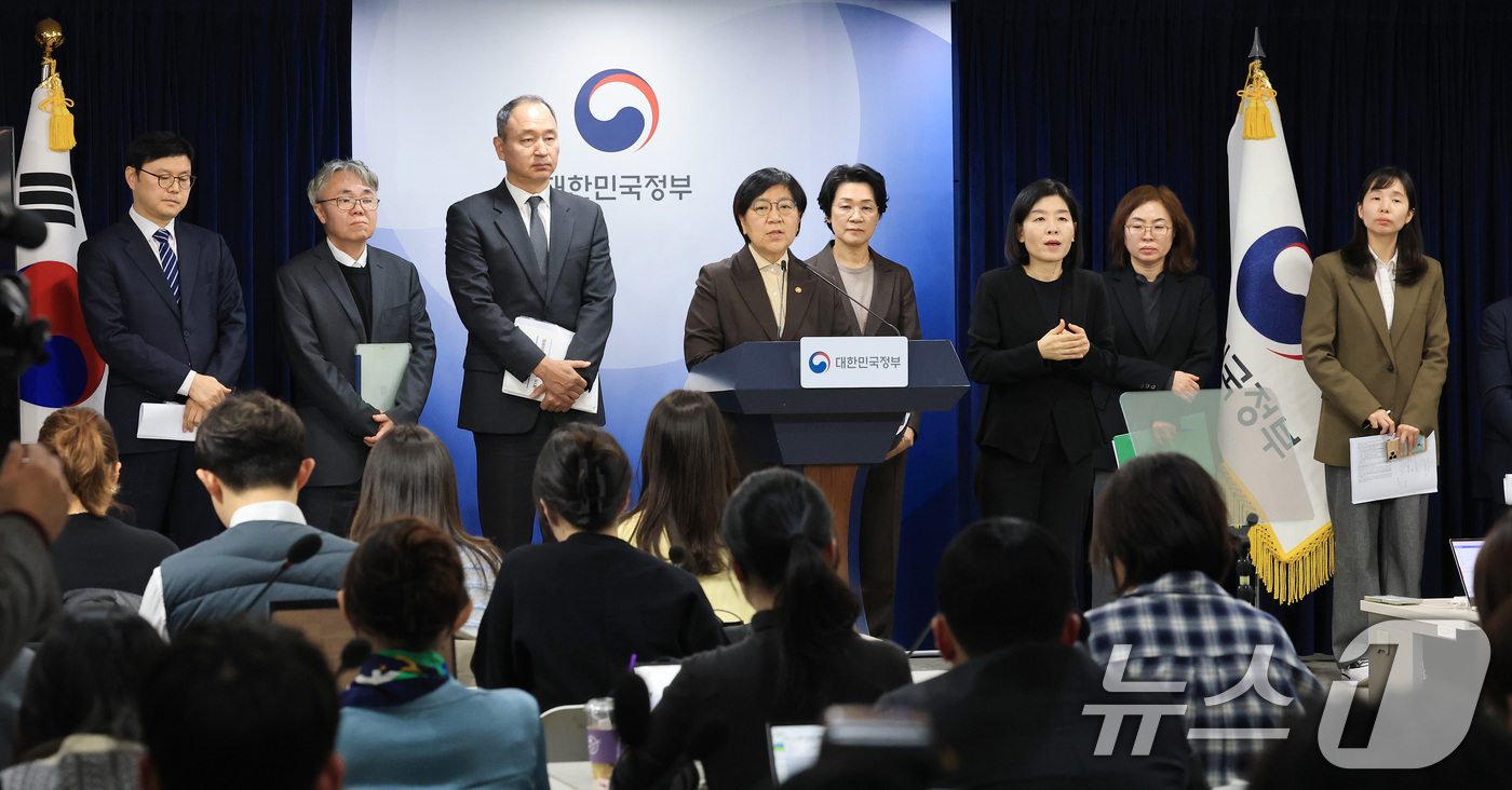 (서울=뉴스1) 임세영 기자 = 정은경 보건복지부 장관이 10일 서울 종로구 정부서울청사에서 의사인력 양성규모 관련 브리핑을 마치고 기자들의 질문에 답변하고 있다.  2026.2. …