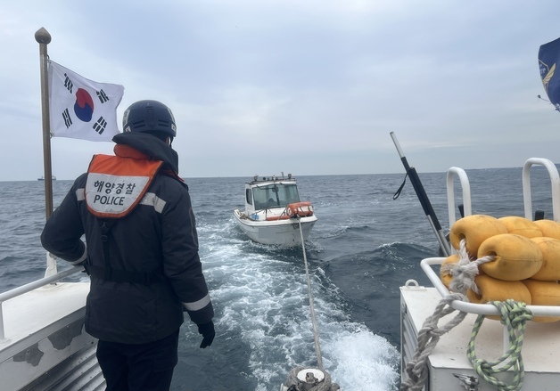 포항 앞바다서 표류하던 낚싯배 해경에 구조…승선원 3명 무사