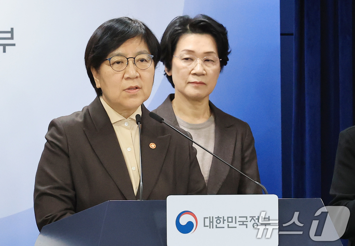 (서울=뉴스1) 임세영 기자 = 정은경 보건복지부 장관이 10일 서울 종로구 정부서울청사에서 의사인력 양성규모 관련 브리핑을 마치고 기자들의 질문에 답변하고 있다.  2026.2. …