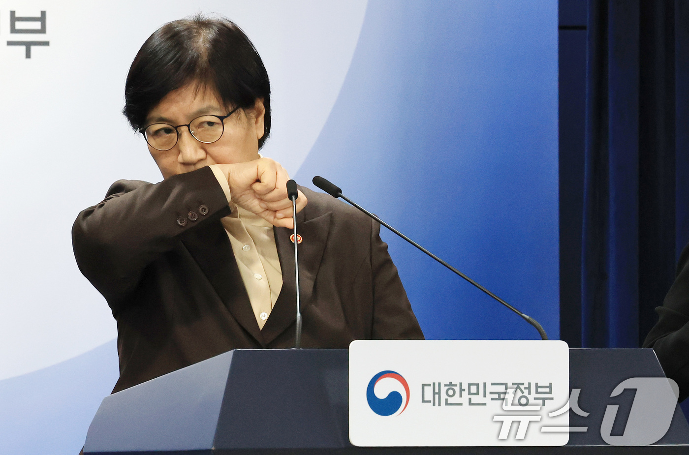 (서울=뉴스1) 임세영 기자 = 정은경 보건복지부 장관이 10일 서울 종로구 정부서울청사에서 의사인력 양성규모 관련 브리핑 중 기침을 하고 있다. 2026.2.10/뉴스1