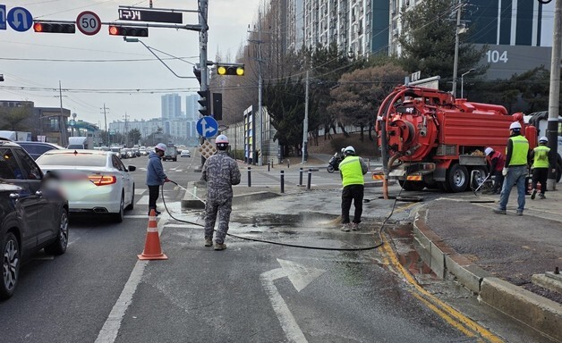 천안 새말사거리서 오수 역류…하수관로 막은 물티슈·비닐봉지