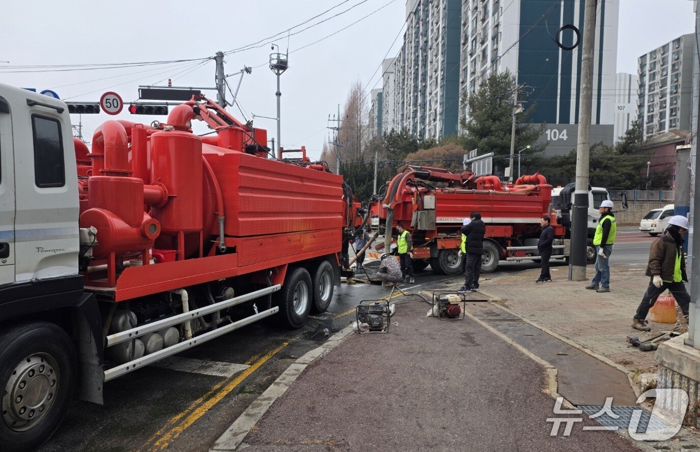 본문 이미지 - 10일 오전 11시께 천안 신방동의 한 도로에서 오수가 역류하는 사고가 발생했다. (천안시청 제공. 재판매 및 DB금지)