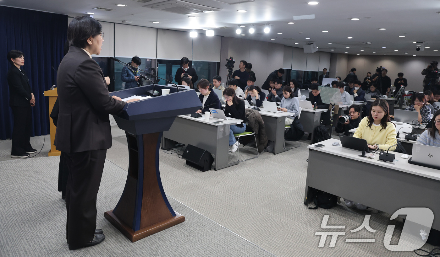 (서울=뉴스1) 임세영 기자 = 정은경 보건복지부 장관이 10일 서울 종로구 정부서울청사에서 의사인력 양성규모 관련 브리핑을 하고 있다. 2026.2.10/뉴스1