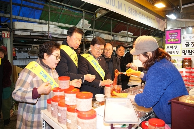 문승우 의장 등 전북도의원·사무처, 군산 전통시장서 장보기