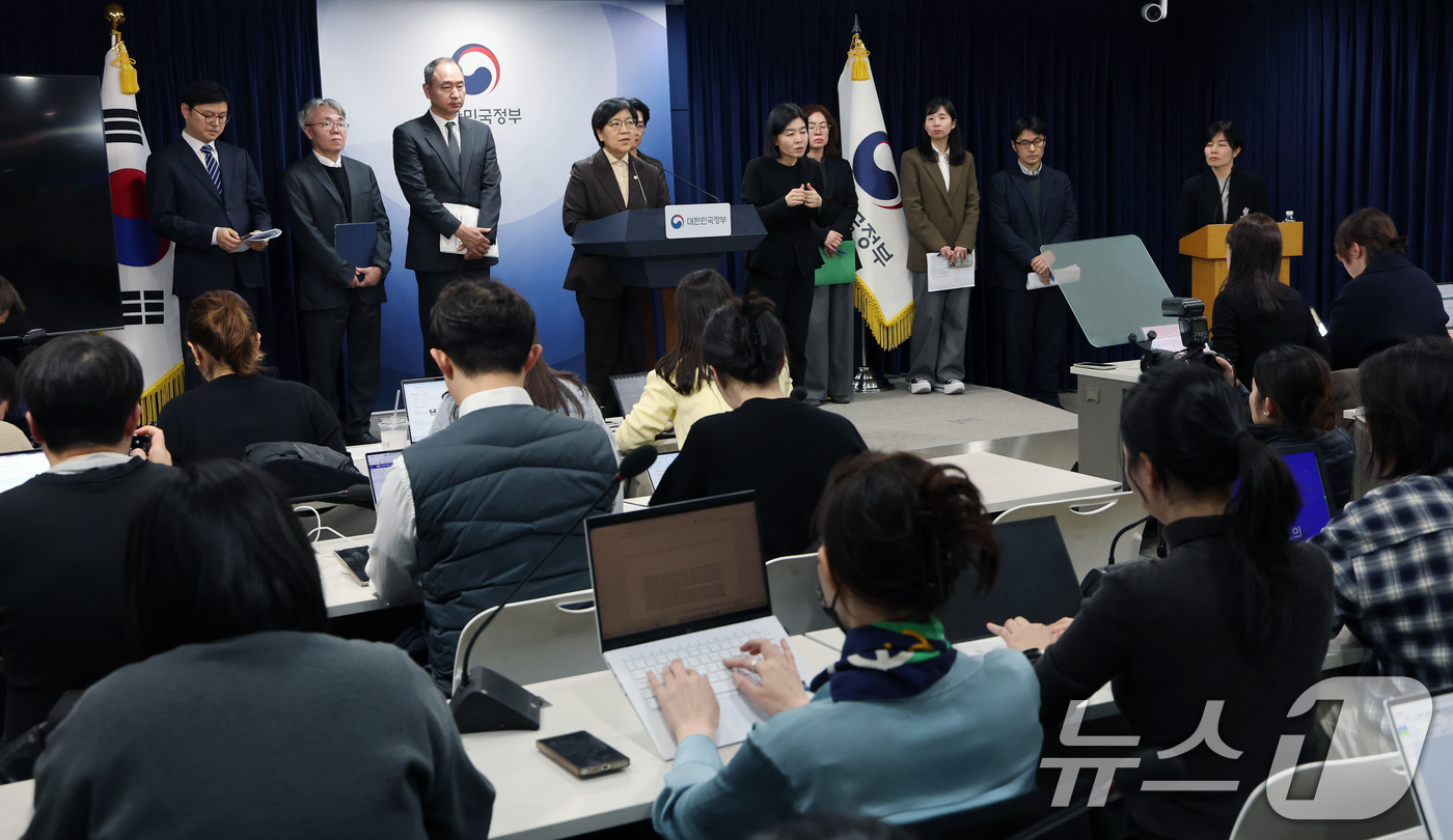 (서울=뉴스1) 임세영 기자 = 정은경 보건복지부 장관이 10일 서울 종로구 정부서울청사에서 의사인력 양성규모 관련 브리핑을 마치고 기자들의 질문에 답변하고 있다.  2026.2. …