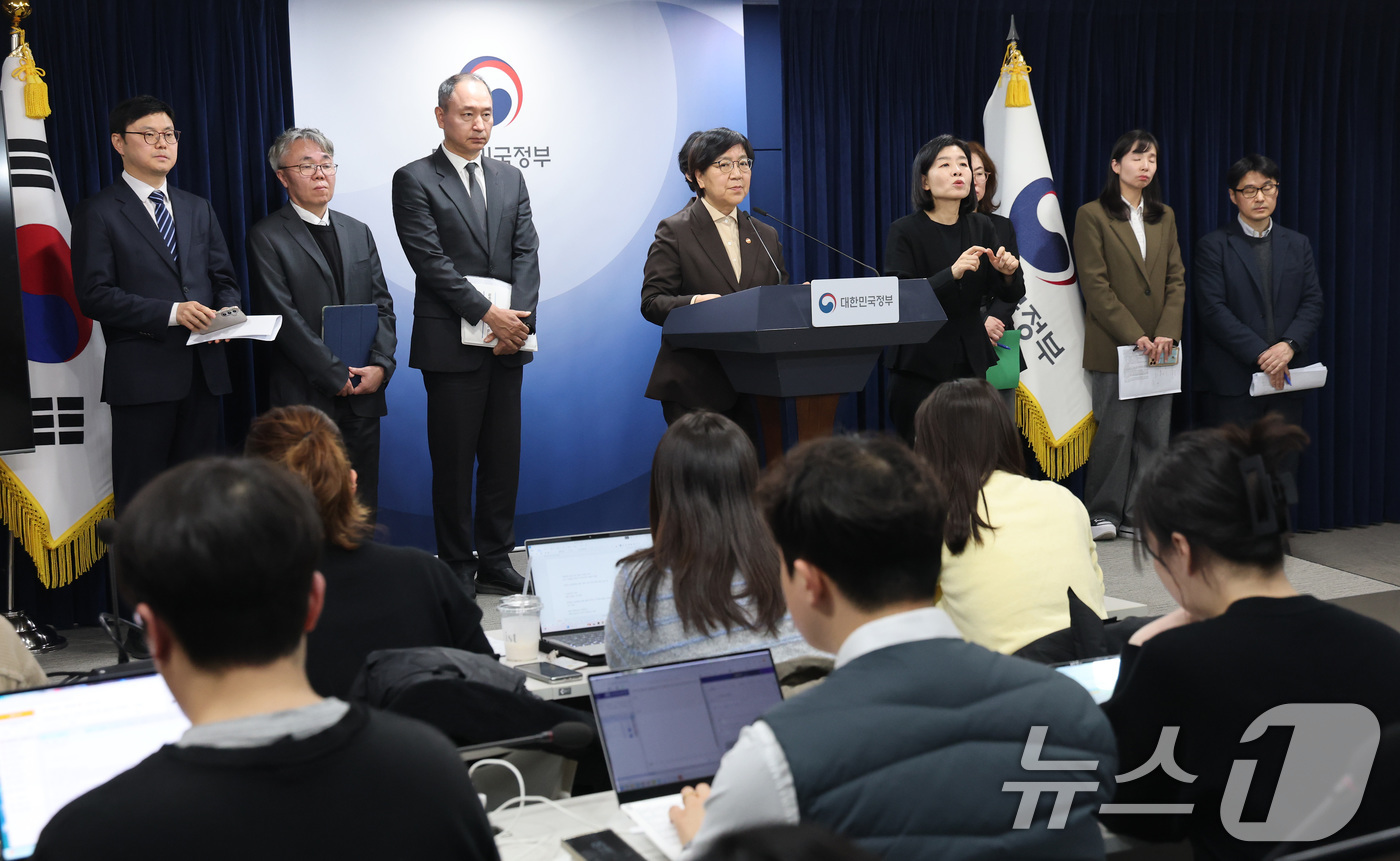 (서울=뉴스1) 임세영 기자 = 정은경 보건복지부 장관이 10일 서울 종로구 정부서울청사에서 의사인력 양성규모 관련 브리핑을 마치고 기자들의 질문에 답변하고 있다.  2026.2. …