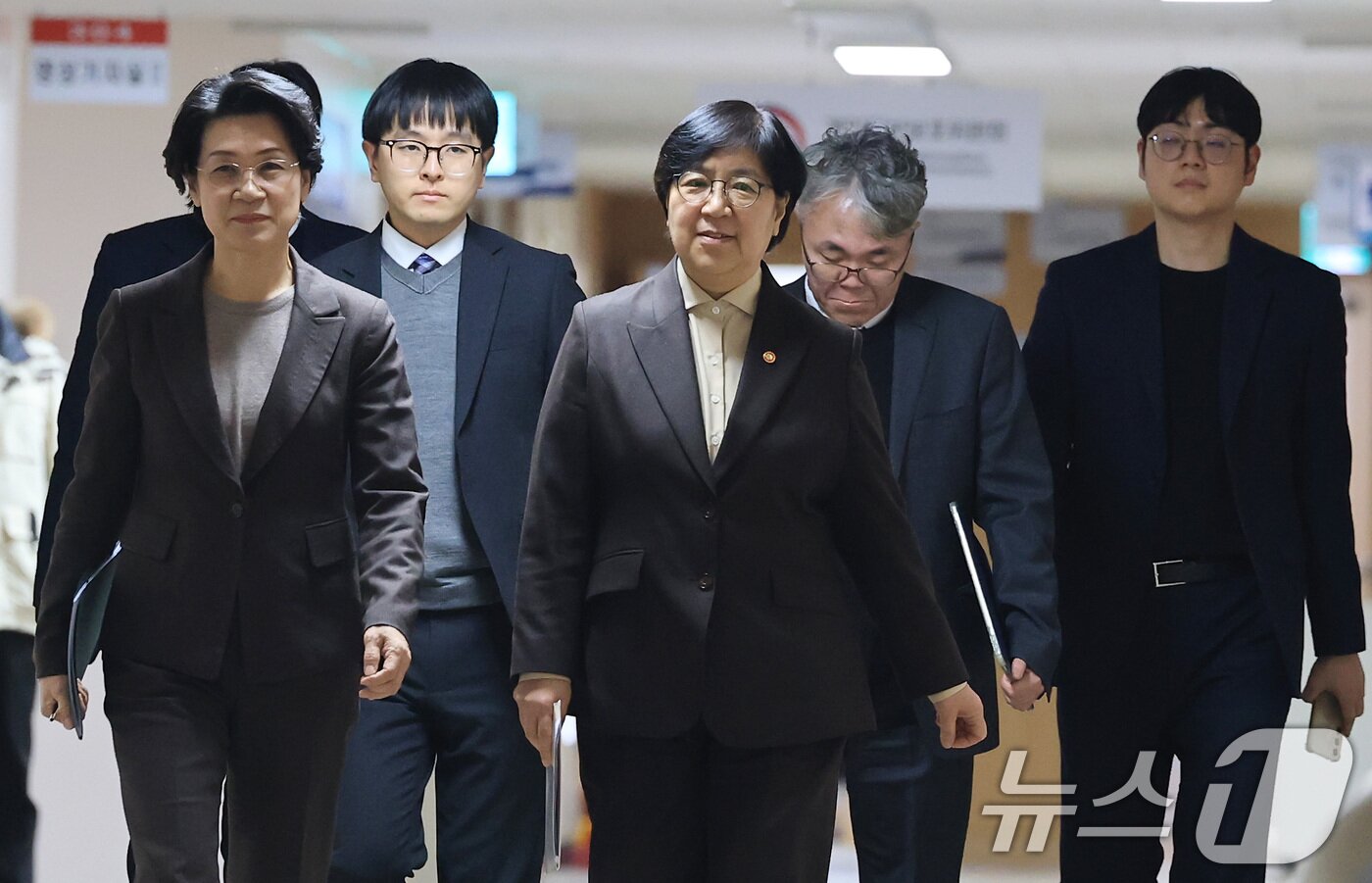 본문 이미지 - 정은경 보건복지부 장관이 10일 서울 종로구 정부서울청사에서 의사인력 양성규모 관련 브리핑을 하기 위해 이동하고 있다. 2026.2.10 ⓒ 뉴스1 임세영 기자