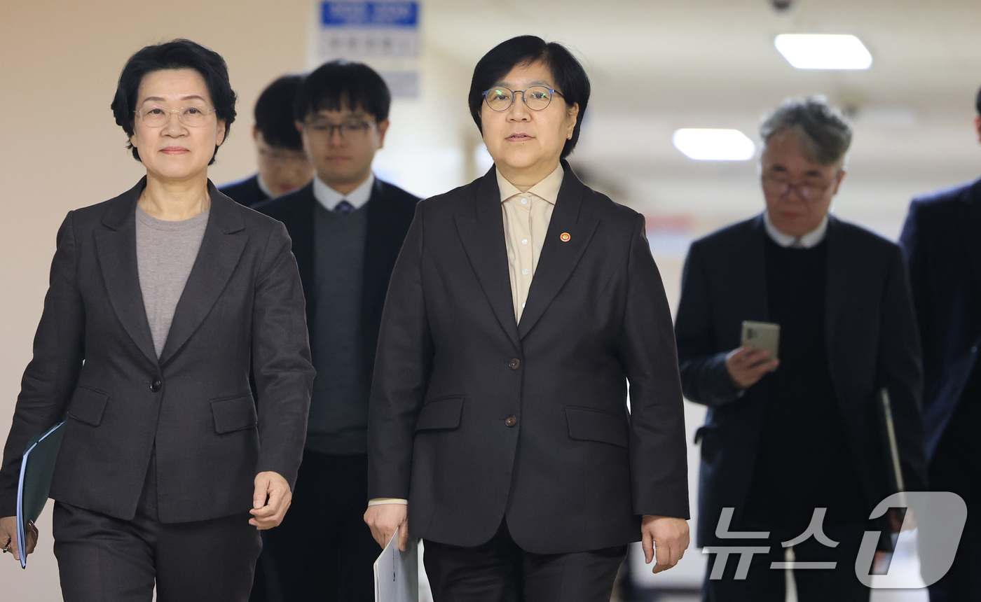 (서울=뉴스1) 임세영 기자 = 정은경 보건복지부 장관이 10일 서울 종로구 정부서울청사에서 의사인력 양성규모 관련 브리핑을 하기 위해 이동하고 있다. 2026.2.10/뉴스1