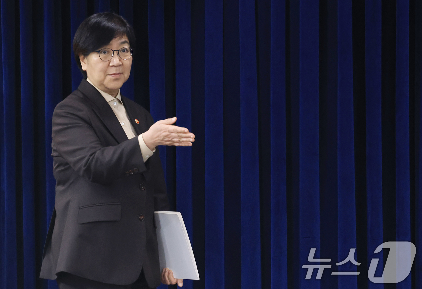 (서울=뉴스1) 임세영 기자 = 정은경 보건복지부 장관이 10일 서울 종로구 정부서울청사에서 의사인력 양성규모 관련 브리핑을 하기 위해 이동하고 있다. 2026.2.10/뉴스1