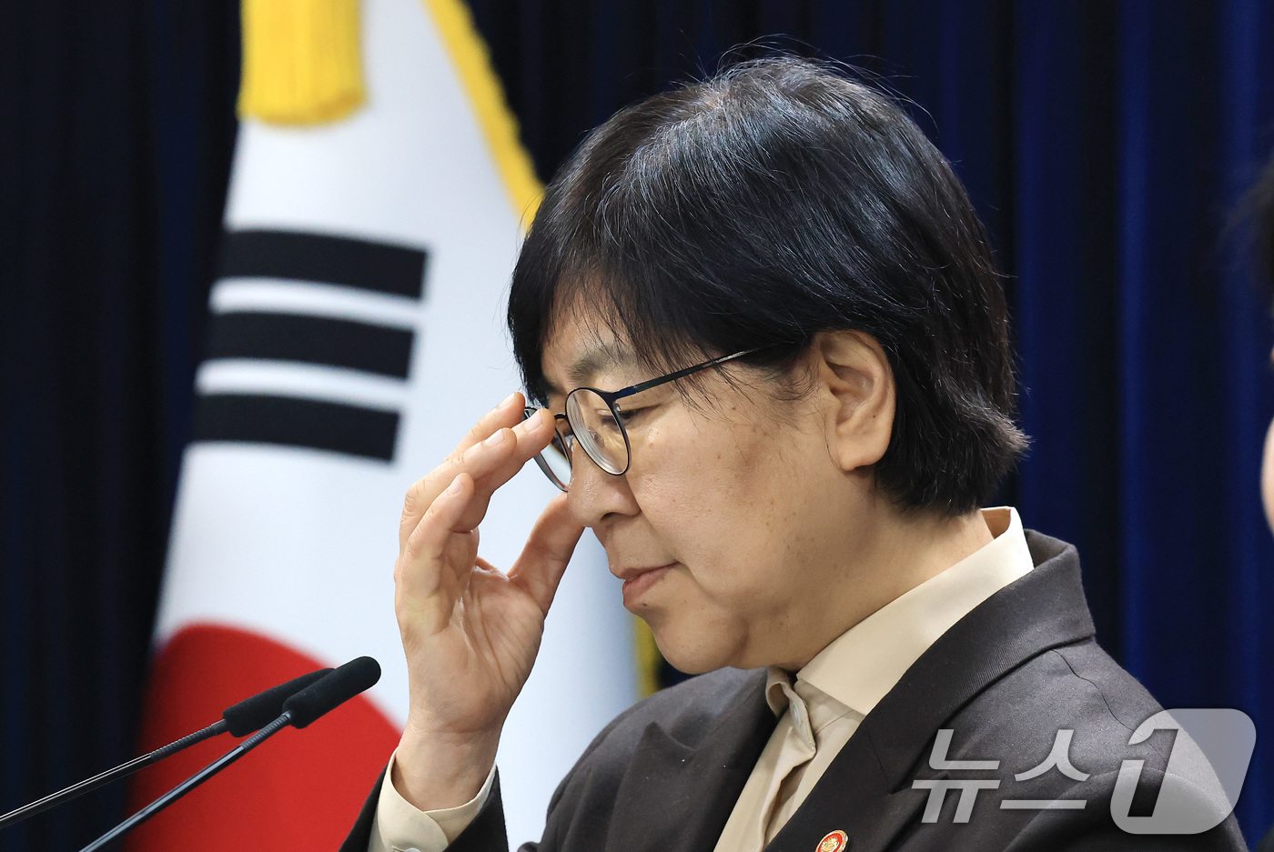 (서울=뉴스1) 임세영 기자 = 정은경 보건복지부 장관이 10일 서울 종로구 정부서울청사에서 의사인력 양성규모 관련 브리핑을 하며 안경을 고쳐쓰고 있다. 2026.2.10/뉴스1