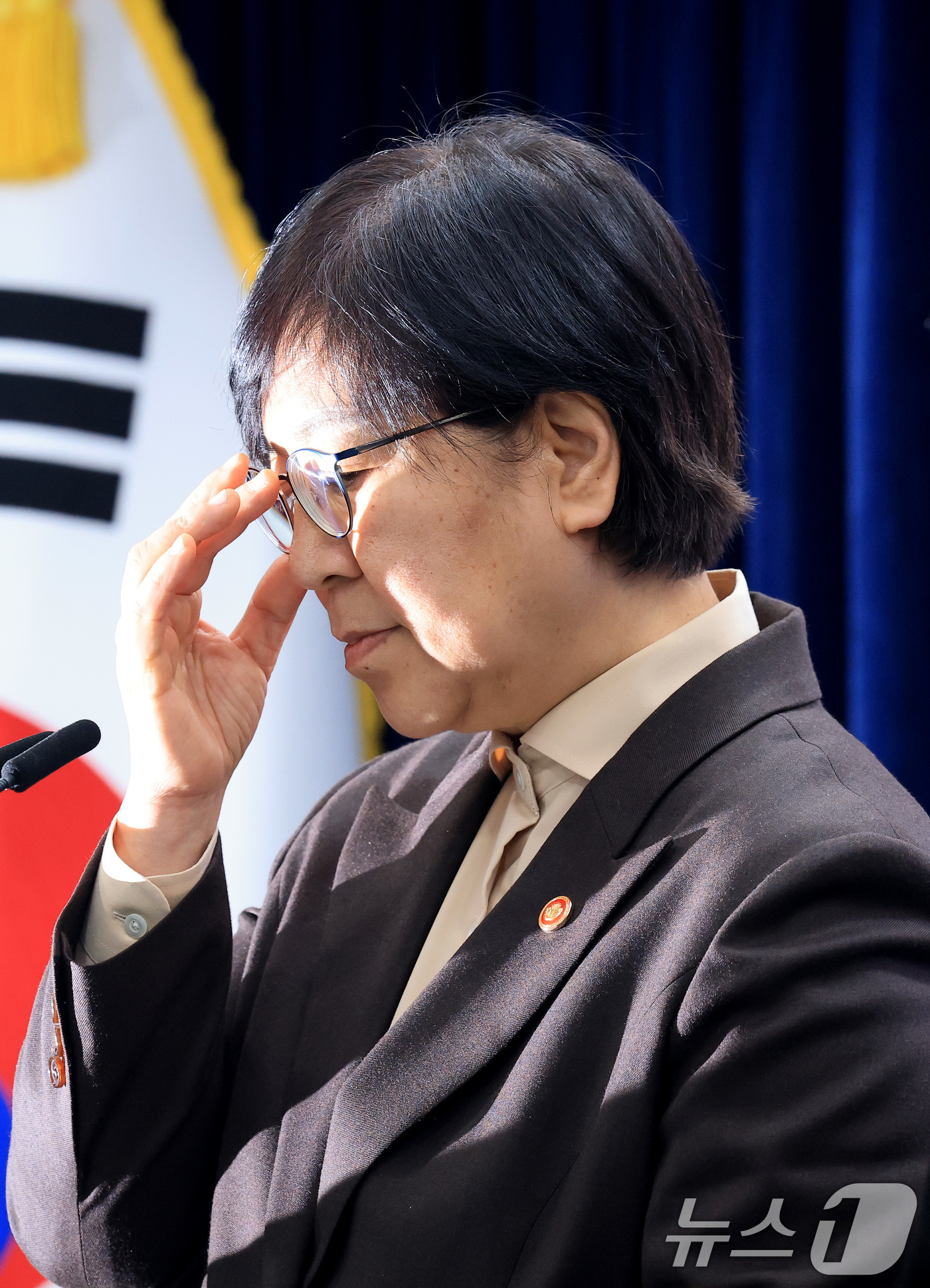 (서울=뉴스1) 임세영 기자 = 정은경 보건복지부 장관이 10일 서울 종로구 정부서울청사에서 의사인력 양성규모 관련 브리핑을 하며 안경을 고쳐쓰고 있다. 2026.2.10/뉴스1