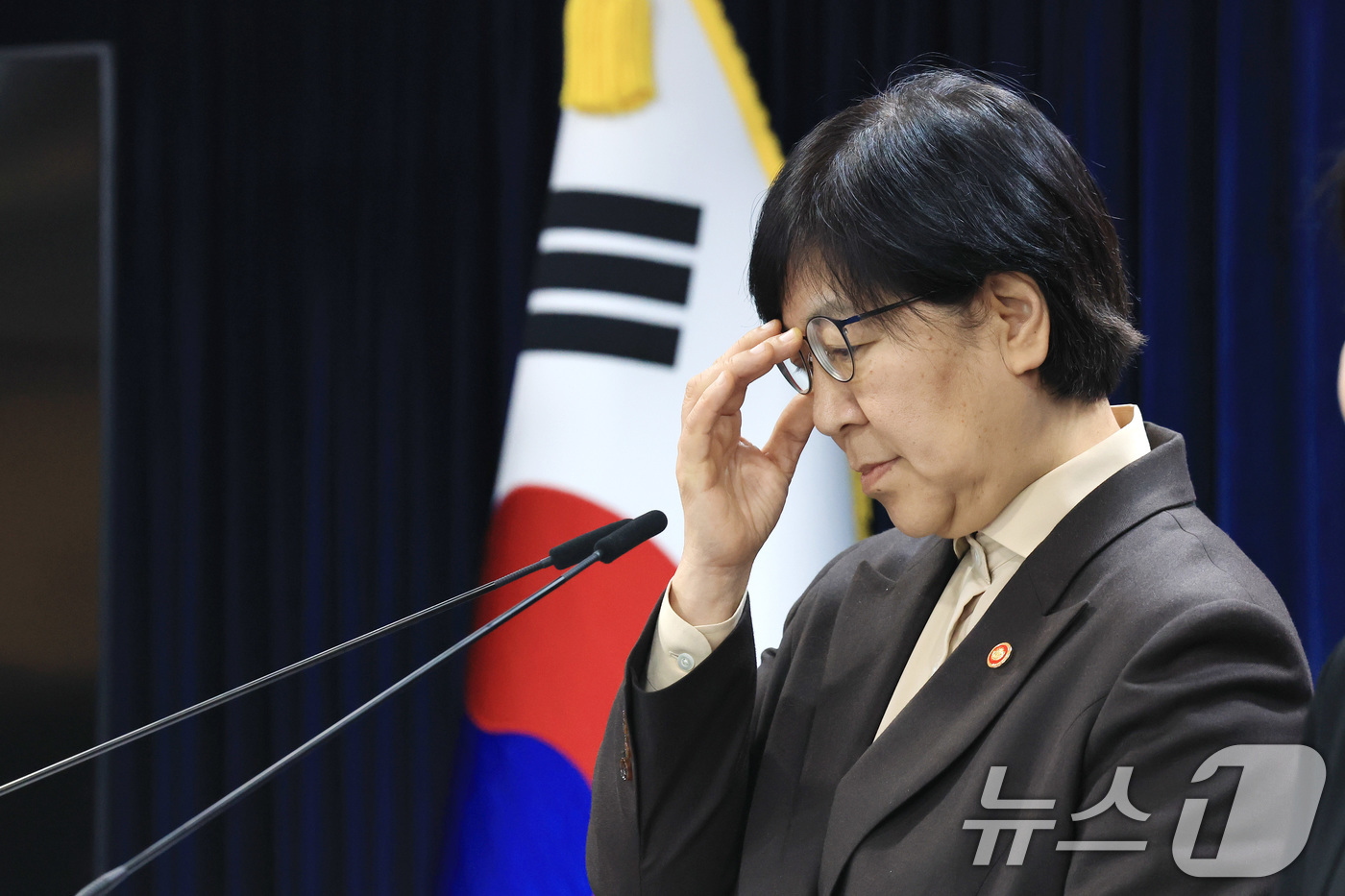 (서울=뉴스1) 임세영 기자 = 정은경 보건복지부 장관이 10일 서울 종로구 정부서울청사에서 의사인력 양성규모 관련 브리핑을 하며 안경을 고쳐쓰고 있다. 2026.2.10/뉴스1