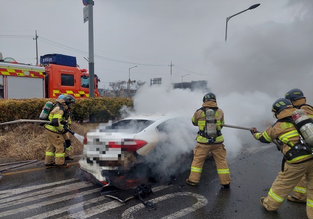 안산 도로 달리던 승용차서 불…10여분 만에 진화