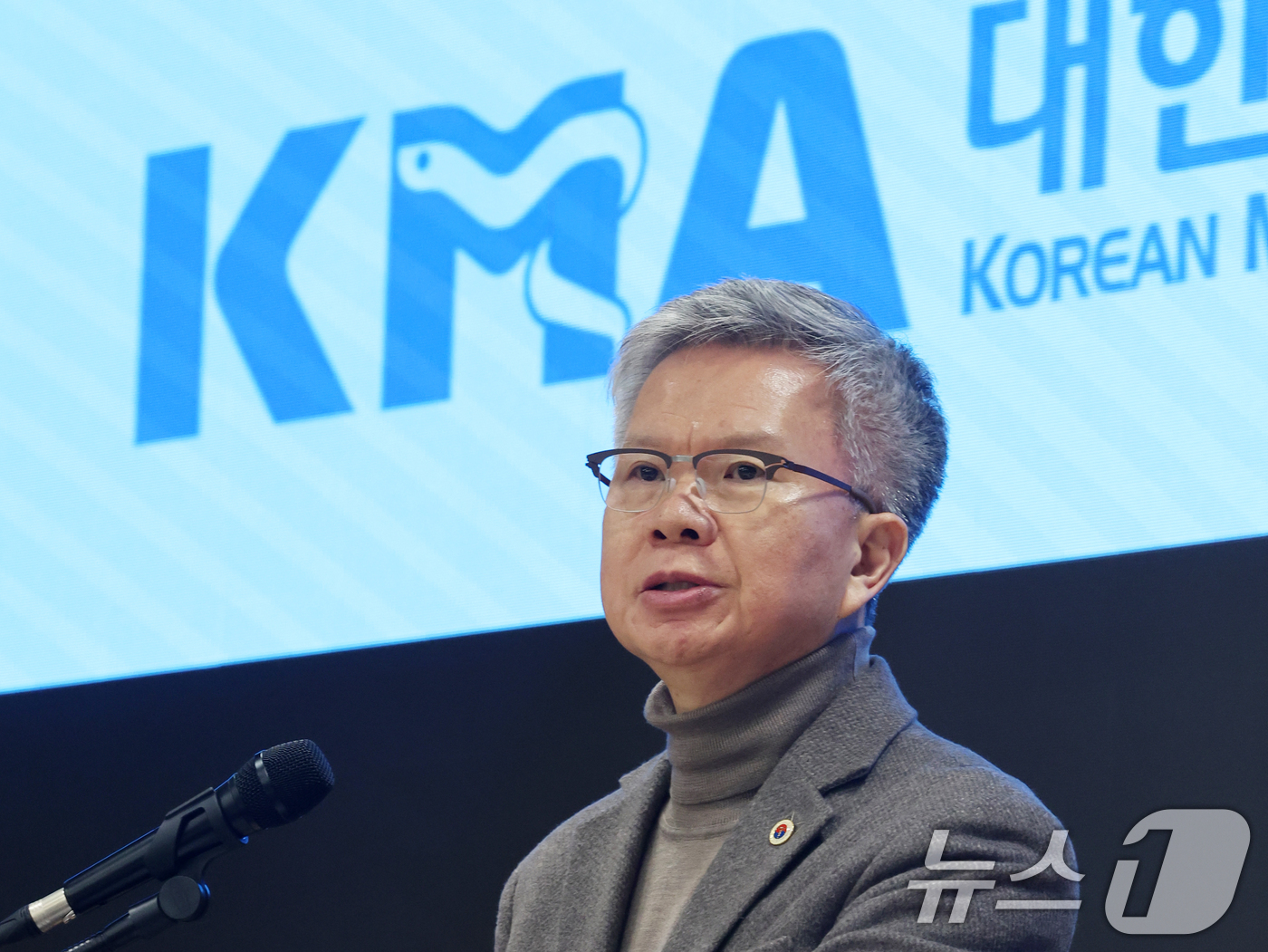 (서울=뉴스1) 황기선 기자 = 김택우 대한의사협회 회장이 10일 오후 서울 용산구 의협회관에서 정부의 의대 정원 증원 방안 등에 대한 입장을 밝히고 있다. 2026.2.10/뉴스 …