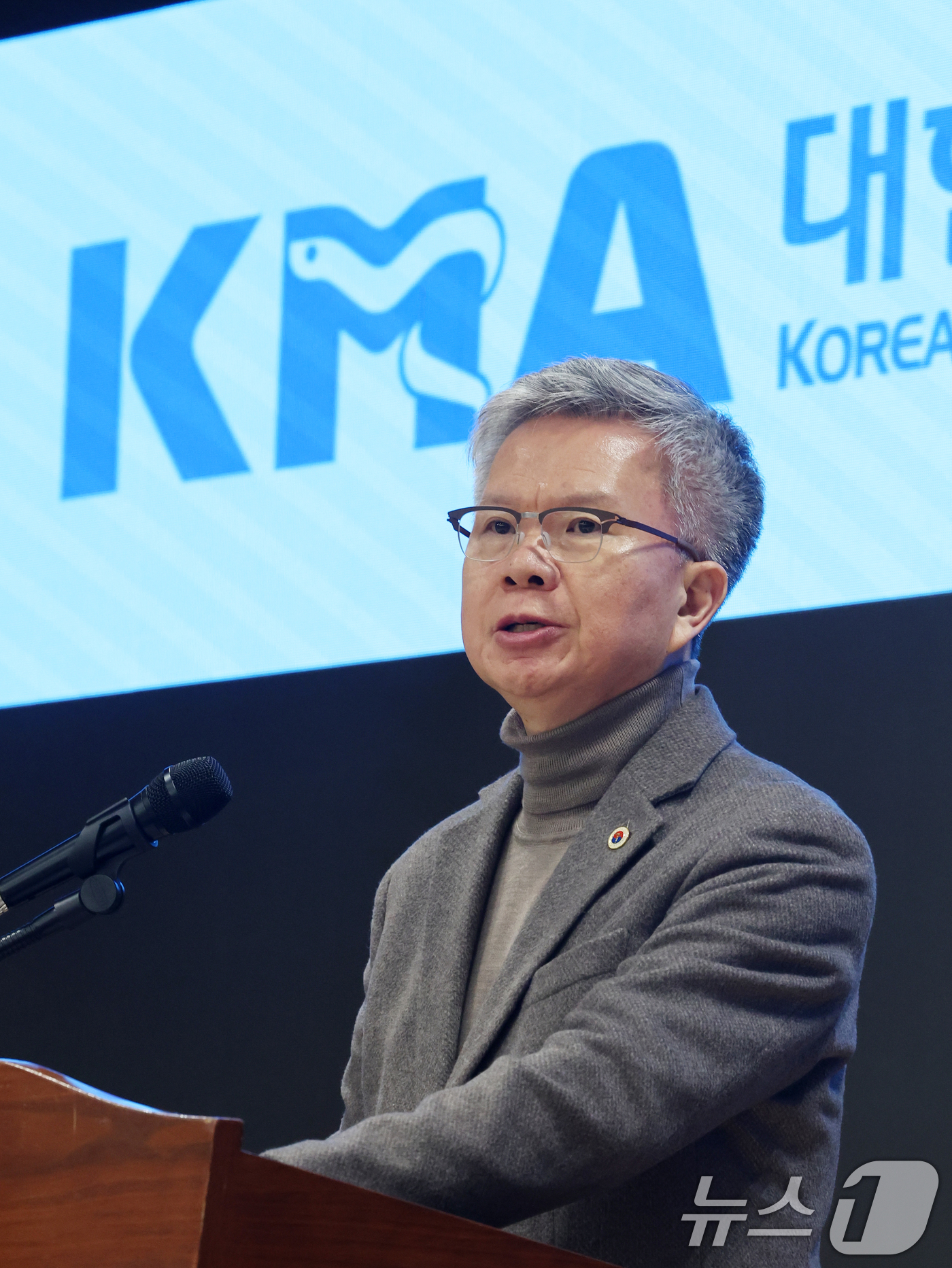 (서울=뉴스1) 황기선 기자 = 김택우 대한의사협회 회장이 10일 오후 서울 용산구 의협회관에서 정부의 의대 정원 증원 방안 등에 대한 입장을 밝히고 있다. 2026.2.10/뉴스 …