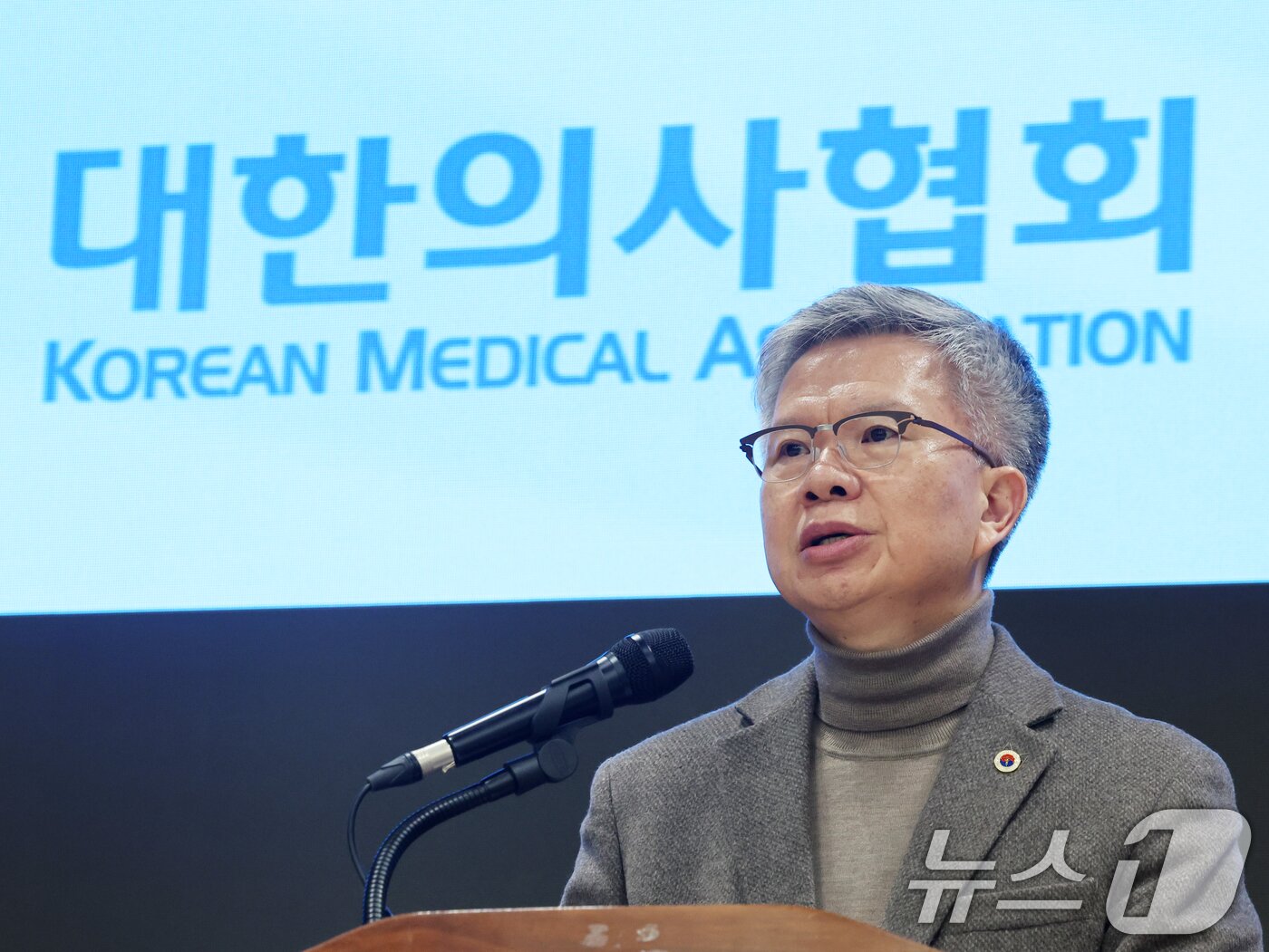 본문 이미지 - 김택우 대한의사협회 회장이 10일 오후 서울 용산구 의협회관에서 정부의 의대 정원 증원 방안 등에 대한 입장을 밝히고 있다. 2026.2.10 ⓒ 뉴스1 황기선 기자
