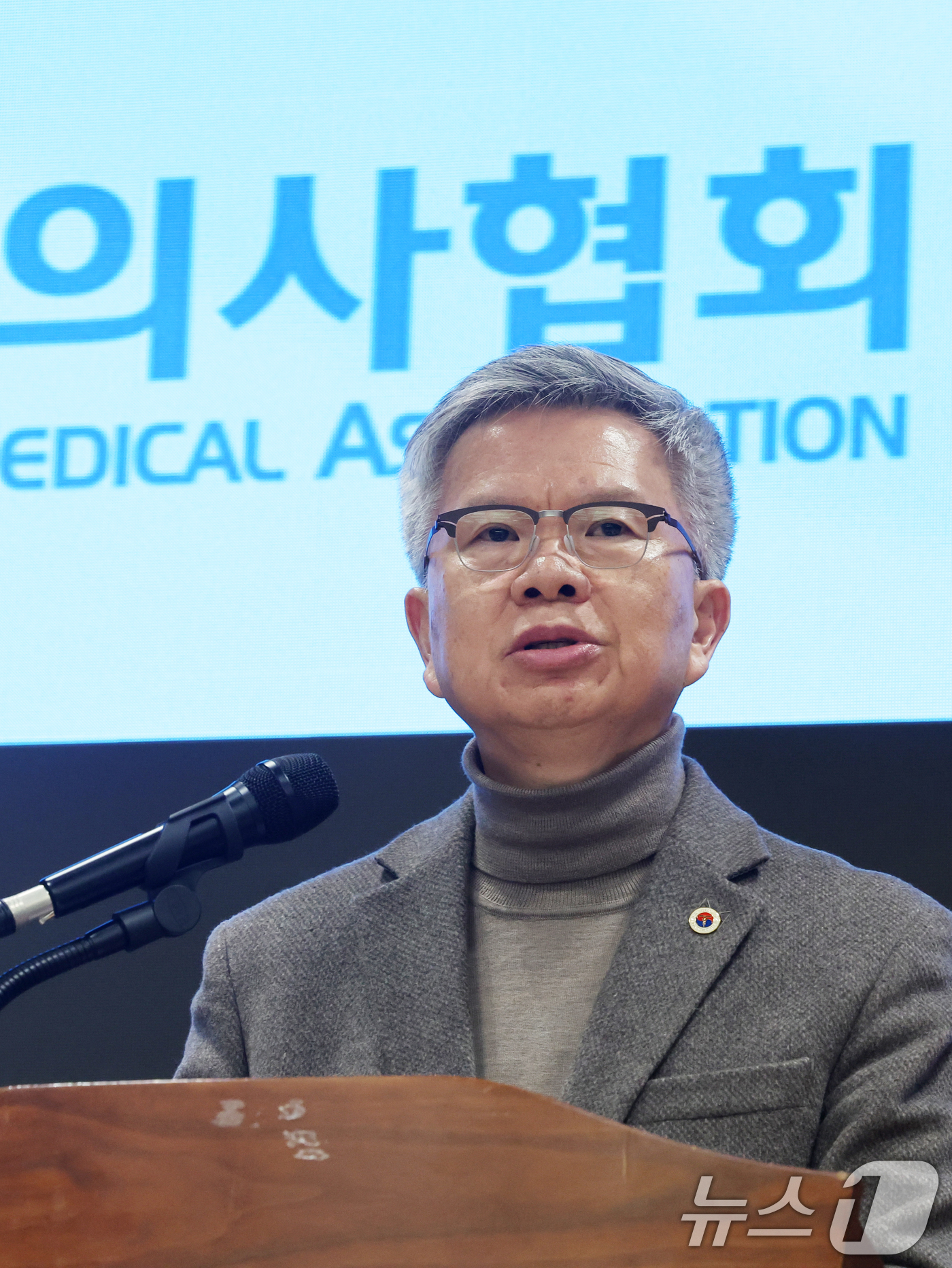 (서울=뉴스1) 황기선 기자 = 김택우 대한의사협회 회장이 10일 오후 서울 용산구 의협회관에서 정부의 의대 정원 증원 방안 등에 대한 입장을 밝히고 있다.  2026.2.10/뉴 …