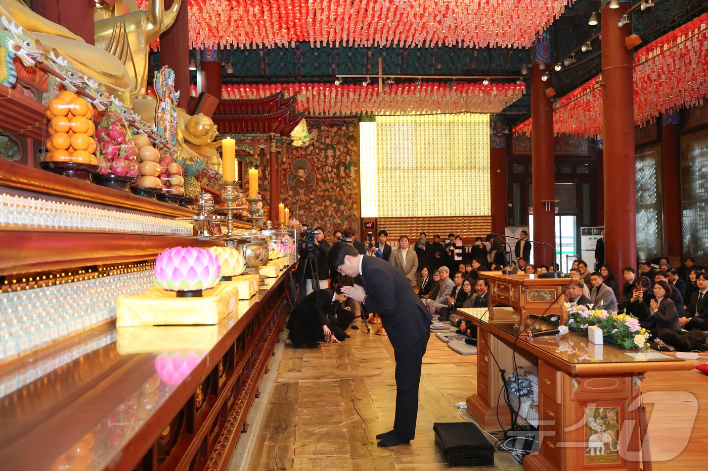 (서울=뉴스1) 이재명 기자 = 청와대 불자회장인 하정우 AI미래기획수석이 10일 서울 종로구 조계사 대웅전에서 봉행된 취임 법회에서 합장하고 있다. (청와대 제공. 재판매 및 D …