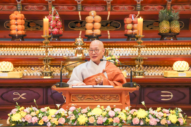 청와대 불자회장 취임 법회에서 법어 낭독하는 진우 스님