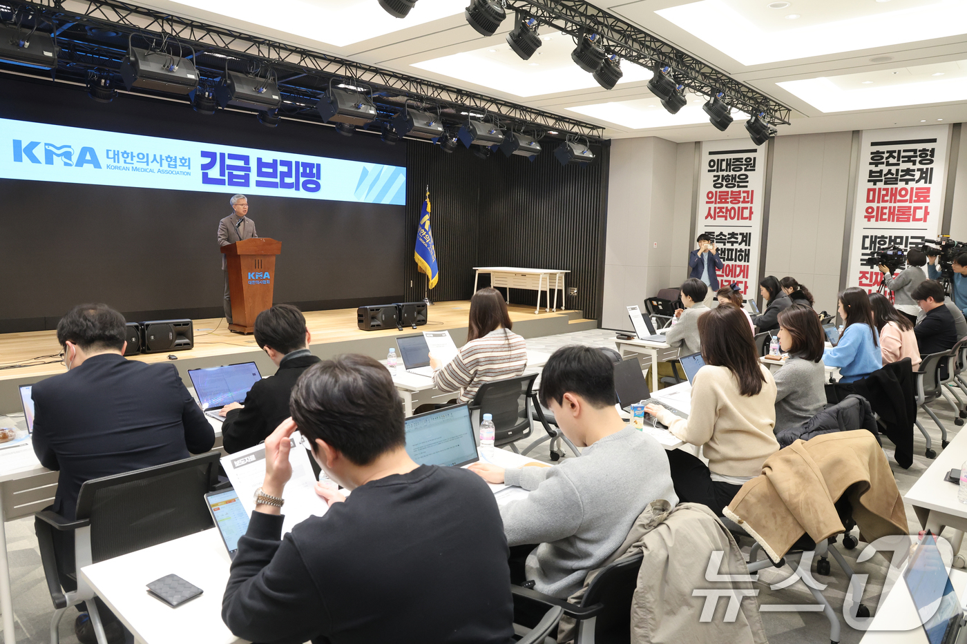 (서울=뉴스1) 황기선 기자 = 김택우 대한의사협회 회장이 10일 오후 서울 용산구 의협회관에서 정부의 의대 정원 증원 방안 등에 대한 입장을 밝히고 있다 2026.2.10/뉴스1 …