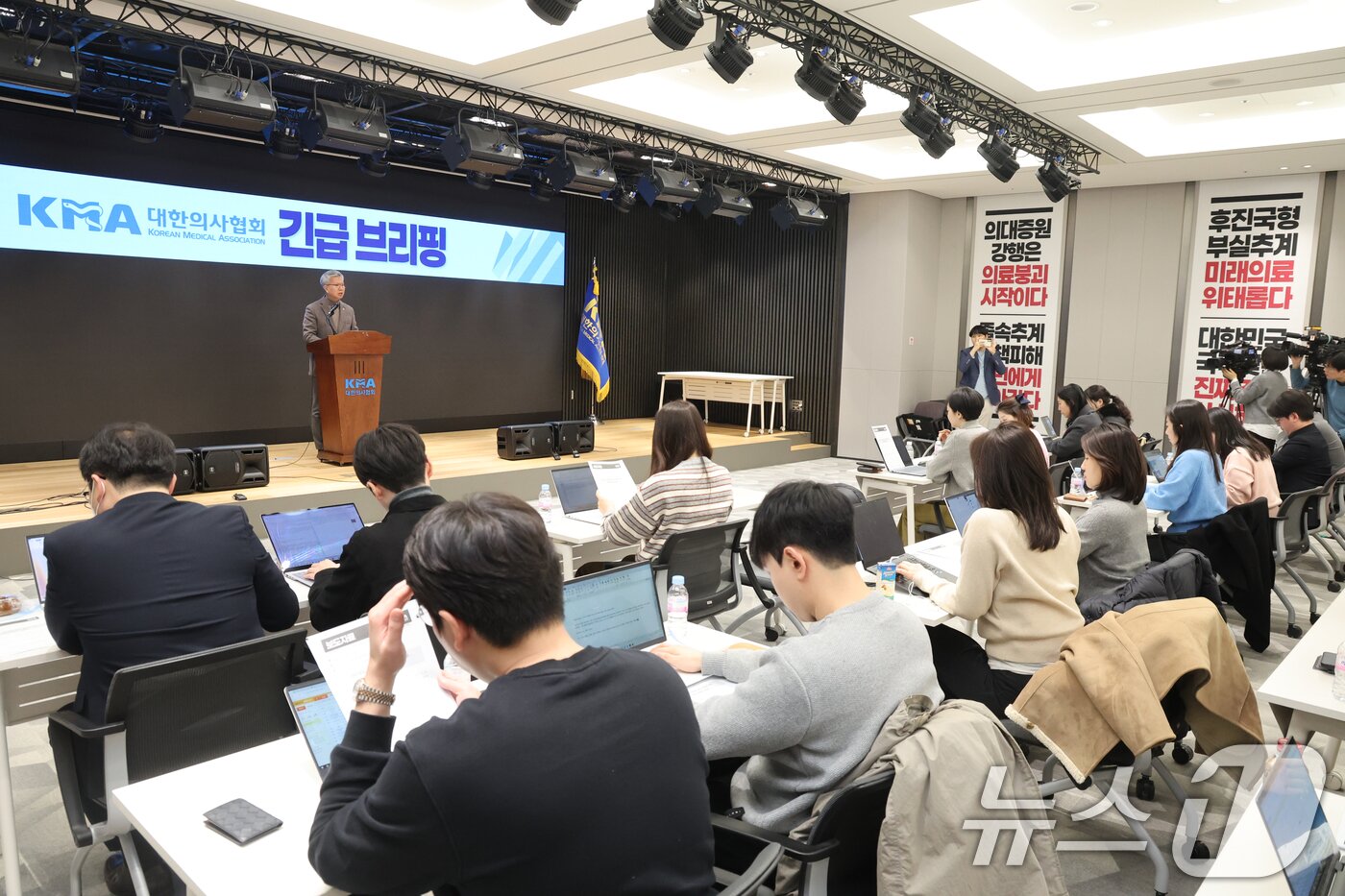본문 이미지 - 김택우 대한의사협회 회장이 10일 오후 서울 용산구 의협회관에서 정부의 의대 정원 증원 방안 등에 대한 입장을 밝히고 있다 2026.2.10 ⓒ 뉴스1 황기선 기자