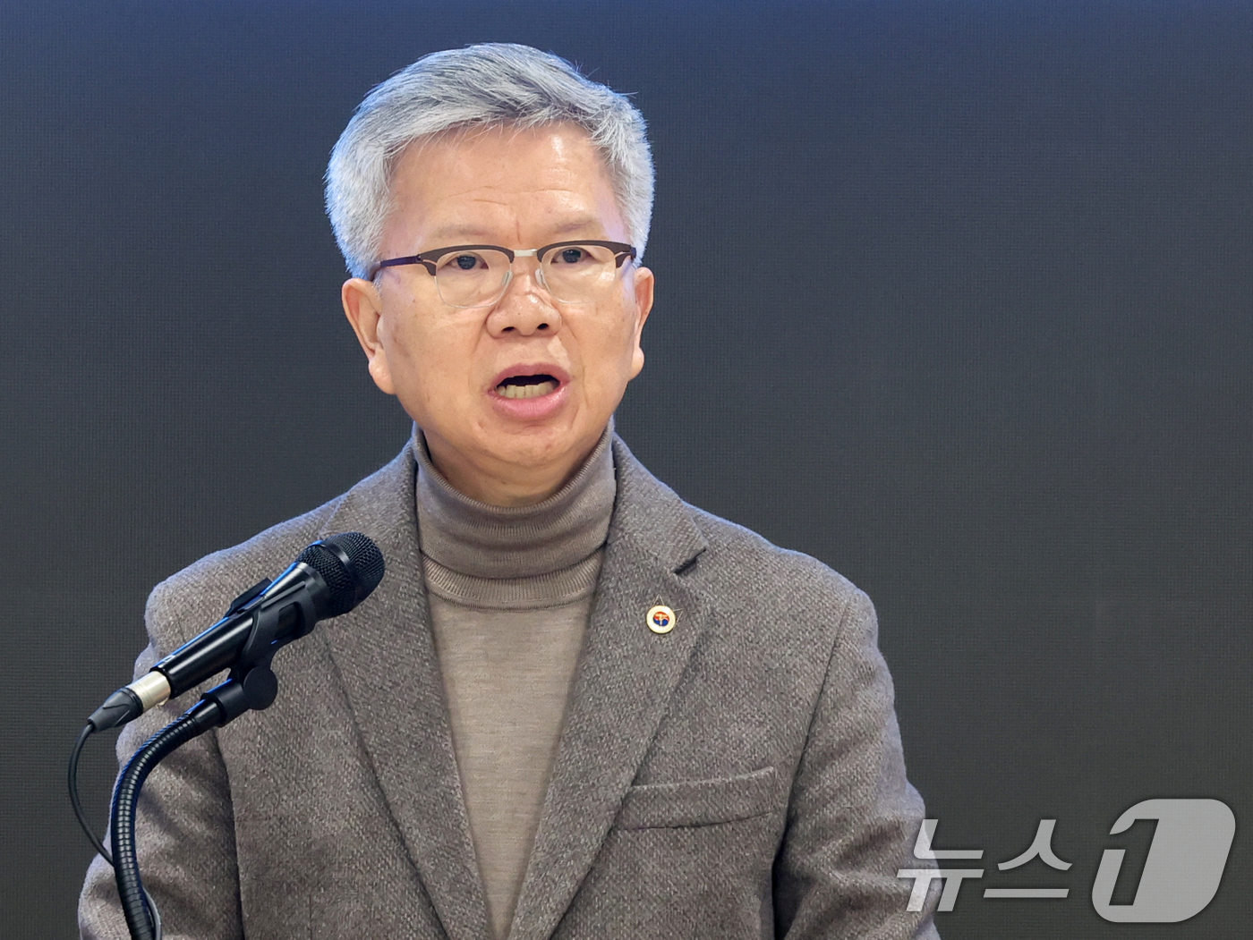 (서울=뉴스1) 황기선 기자 = 김택우 대한의사협회 회장이 10일 오후 서울 용산구 의협회관에서 정부의 의대 정원 증원 방안 등에 대한 입장을 밝히고 있다 2026.2.10/뉴스1 …