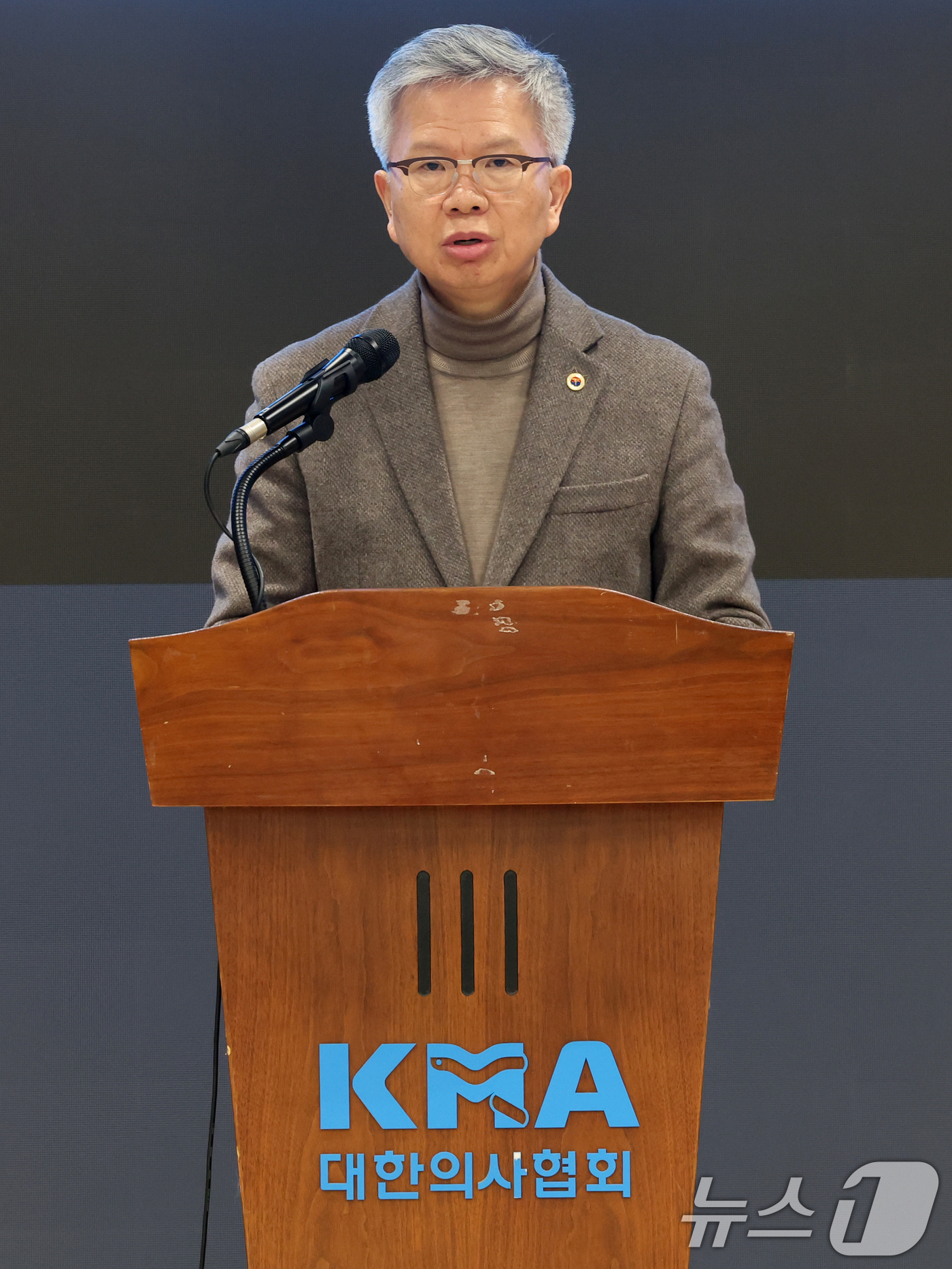 (서울=뉴스1) 황기선 기자 = 김택우 대한의사협회 회장이 10일 오후 서울 용산구 의협회관에서 정부의 의대 정원 증원 방안 등에 대한 입장을 밝히고 있다 2026.2.10/뉴스1 …