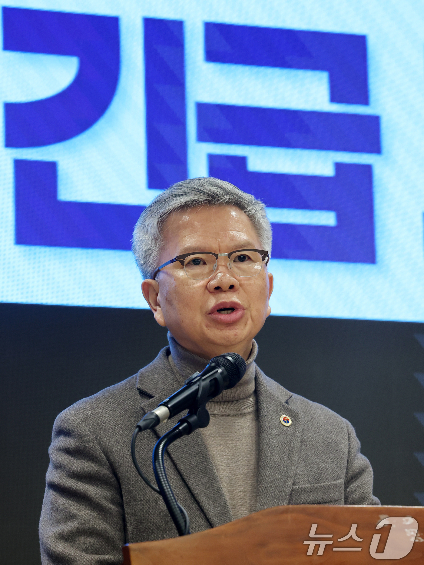 (서울=뉴스1) 황기선 기자 = 김택우 대한의사협회 회장이 10일 오후 서울 용산구 의협회관에서 정부의 의대 정원 증원 방안 등에 대한 입장을 밝히고 있다 2026.2.10/뉴스1 …