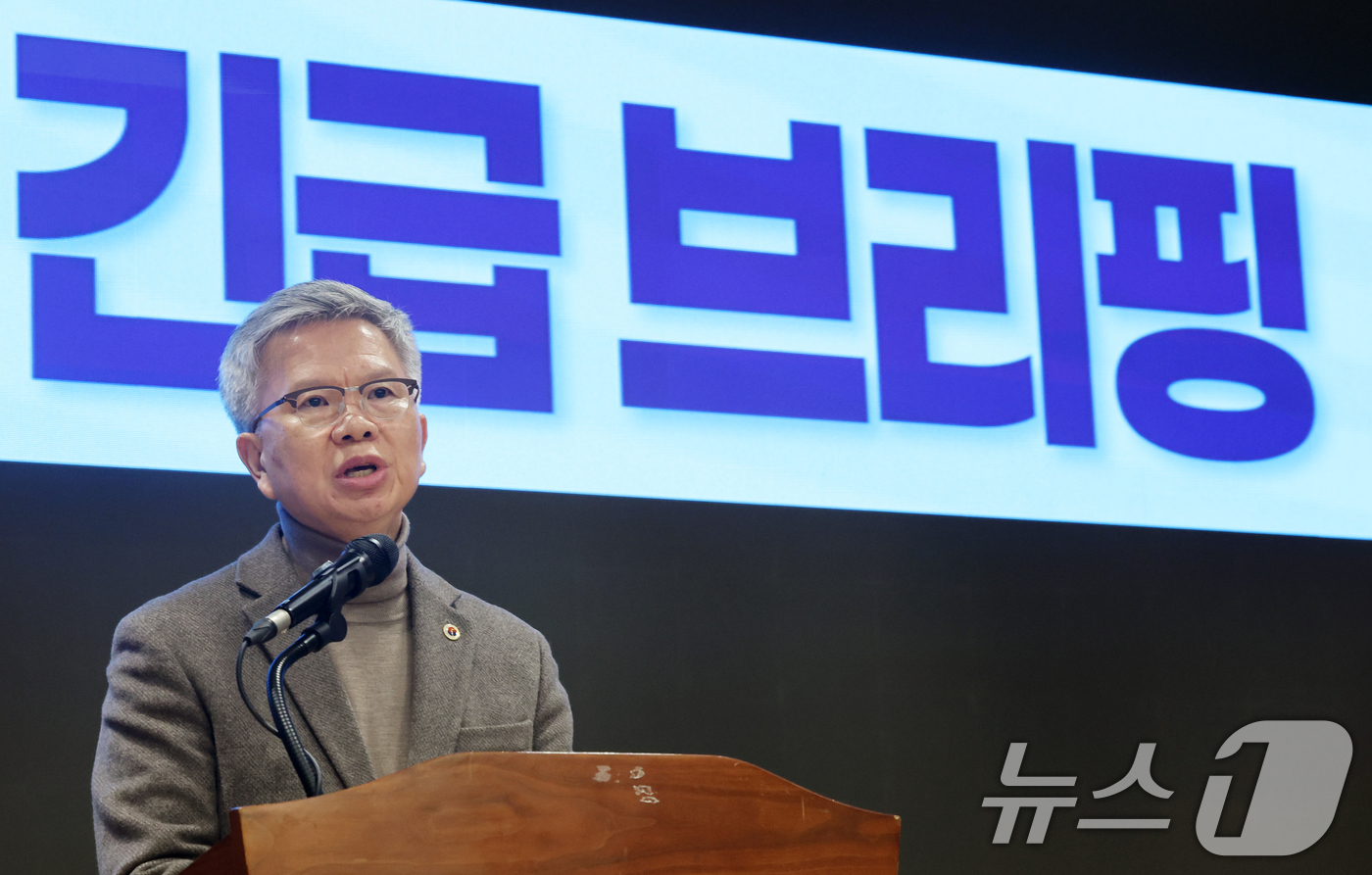 (서울=뉴스1) 황기선 기자 = 김택우 대한의사협회 회장이 10일 오후 서울 용산구 의협회관에서 정부의 의대 정원 증원 방안 등에 대한 입장을 밝히고 있다. 2026.2.10/뉴스 …