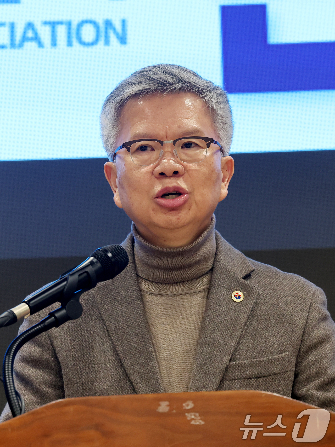 (서울=뉴스1) 황기선 기자 = 김택우 대한의사협회 회장이 10일 오후 서울 용산구 의협회관에서 정부의 의대 정원 증원 방안 등에 대한 입장을 밝히고 있다. 2026.2.10/뉴스 …