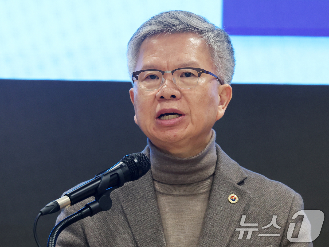 (서울=뉴스1) 황기선 기자 = 김택우 대한의사협회 회장이 10일 오후 서울 용산구 의협회관에서 정부의 의대 정원 증원 방안 등에 대한 입장을 밝히고 있다. 2026.2.10/뉴스 …