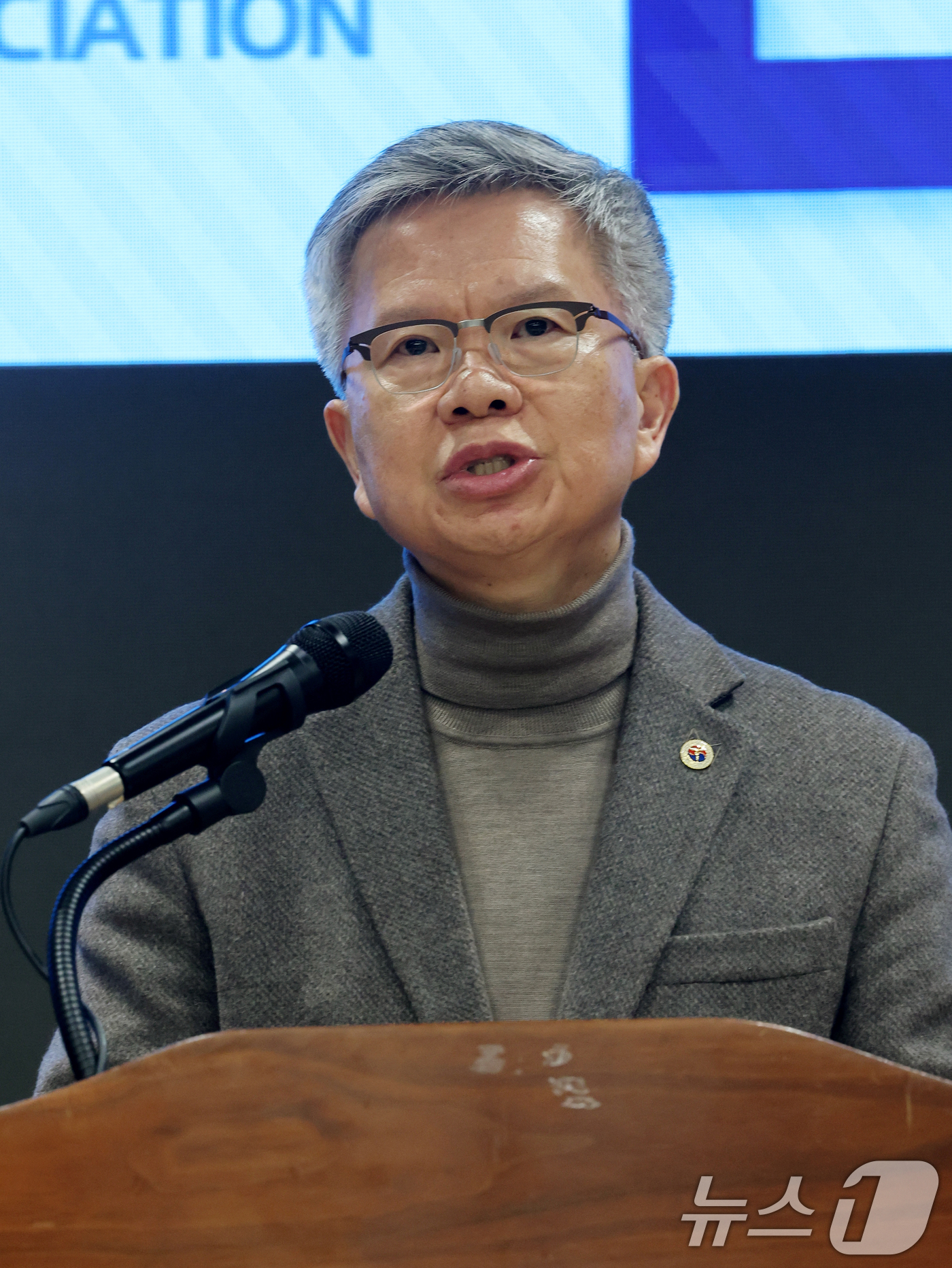 (서울=뉴스1) 황기선 기자 = 김택우 대한의사협회 회장이 10일 오후 서울 용산구 의협회관에서 정부의 의대 정원 증원 방안 등에 대한 입장을 밝히고 있다. 2026.2.10/뉴스 …
