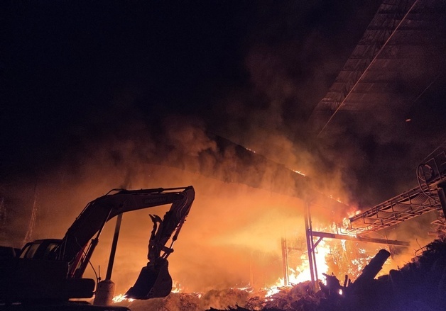 포천 폐목재 공장서 불…12시간 14분 만에 초진(종합)