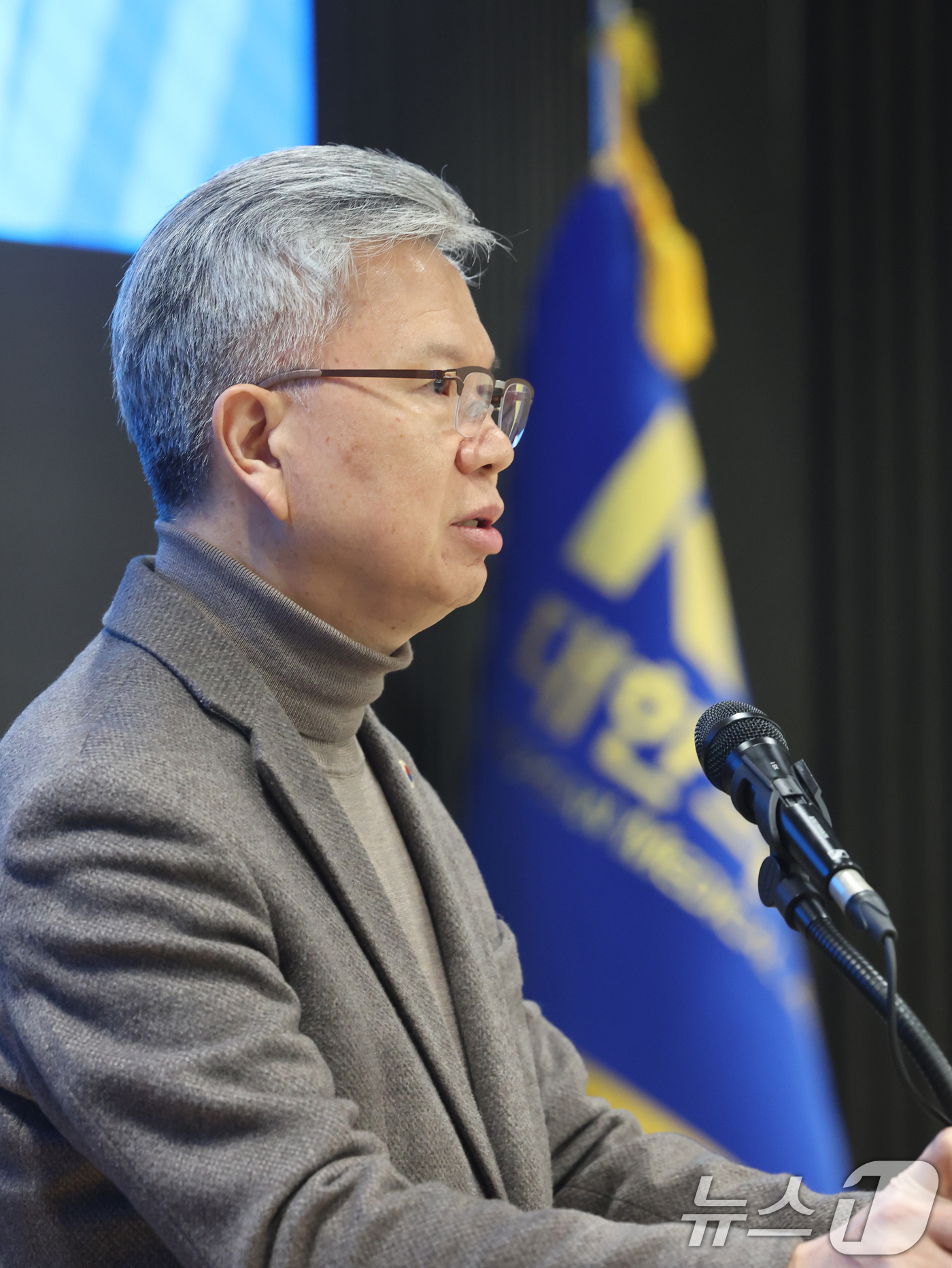 (서울=뉴스1) 황기선 기자 = 김택우 대한의사협회 회장이 10일 오후 서울 용산구 의협회관에서 정부의 의대 정원 증원 방안 등에 대한 입장을 밝히고 있다. 2026.2.10/뉴스 …