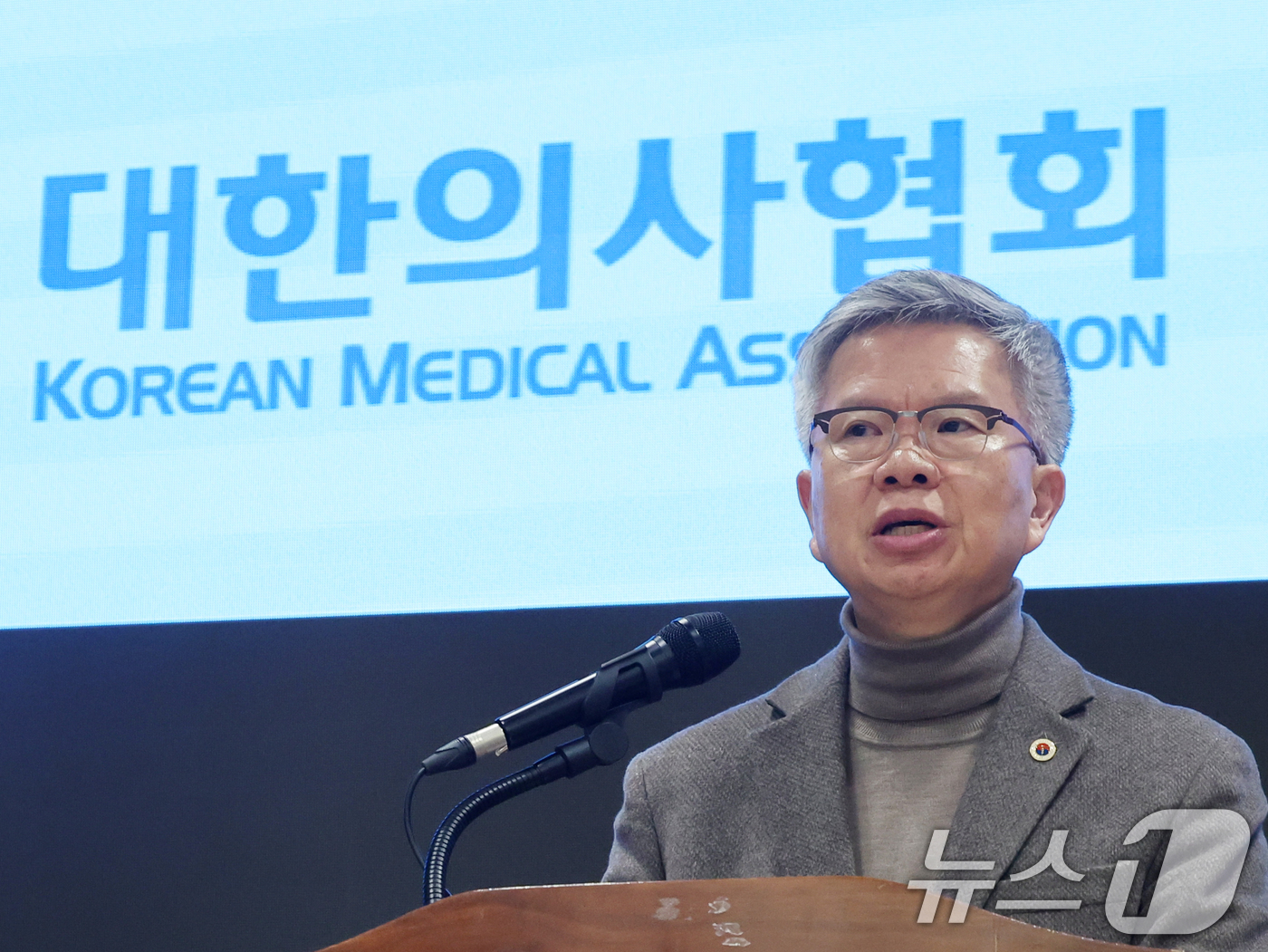 (서울=뉴스1) 황기선 기자 = 김택우 대한의사협회 회장이 10일 오후 서울 용산구 의협회관에서 정부의 의대 정원 증원 방안 등에 대한 입장을 밝히고 있다. 2026.2.10/뉴스 …